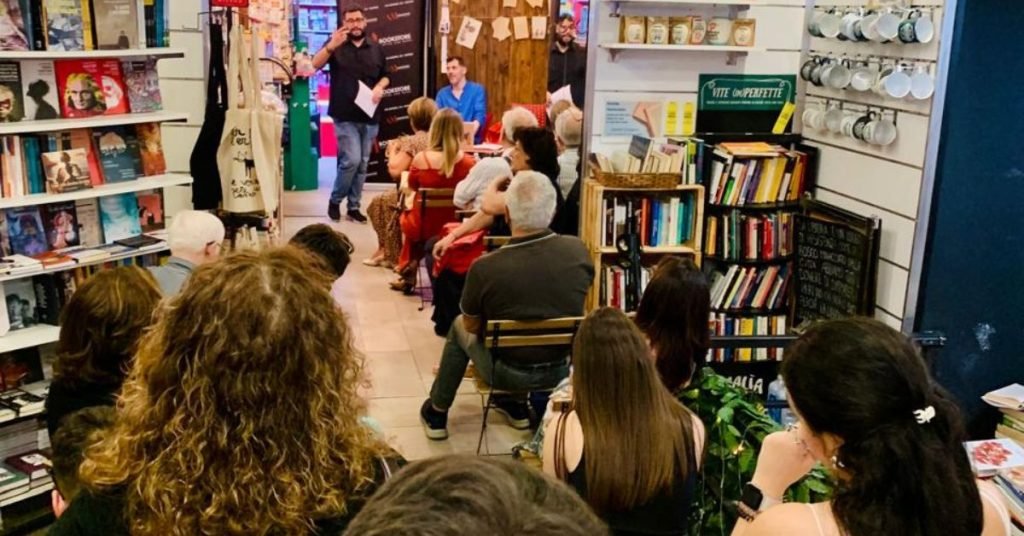 Bagno di folla a Napoli per Del Sangue e Del Tempo