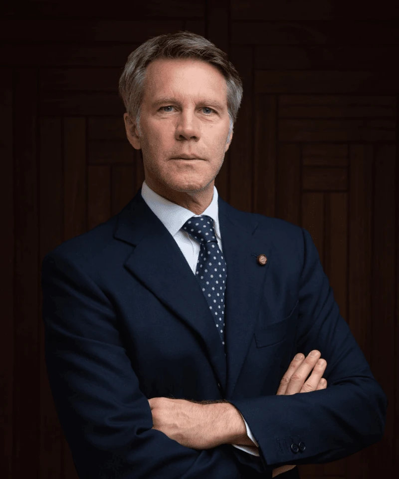 Emanuele Filiberto di Savoia in abito elegante