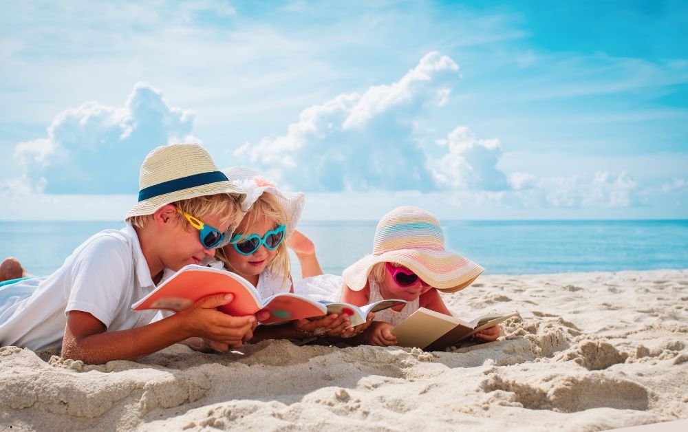 Lettura di un libro tascabile in spiaggia durante le vacanze
