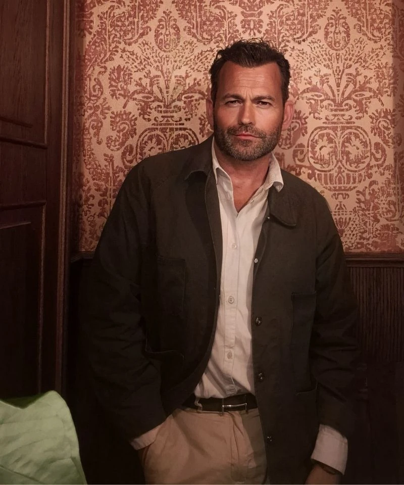 Ritratto di Nicola Santini in ambientazione elegante